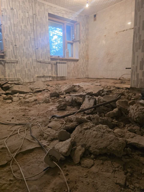 Демонтаж старого покрытия перед следующими этапами ремонта.